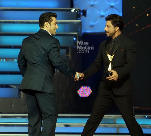 Awww! Salman Khan Moves His ‘Sultan’ For Shah Rukh Khan’s ‘Raees’! #BFFGoals