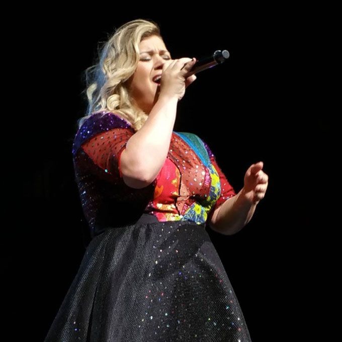 Kelly Clarkson’s Impromptu Cover Of Blank Space Is Blowing Everybody’s Mind!