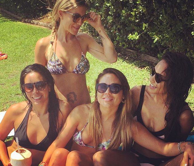 Lisa Haydon with her friends | @LisaHaydon Instagram |