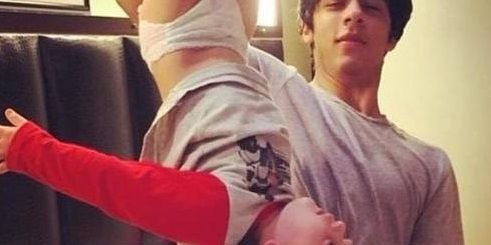 This Photo Of Shah Rukh Khan’s Sons Aryan &#038; AbRam Playing Together Is Super Duper Cute!