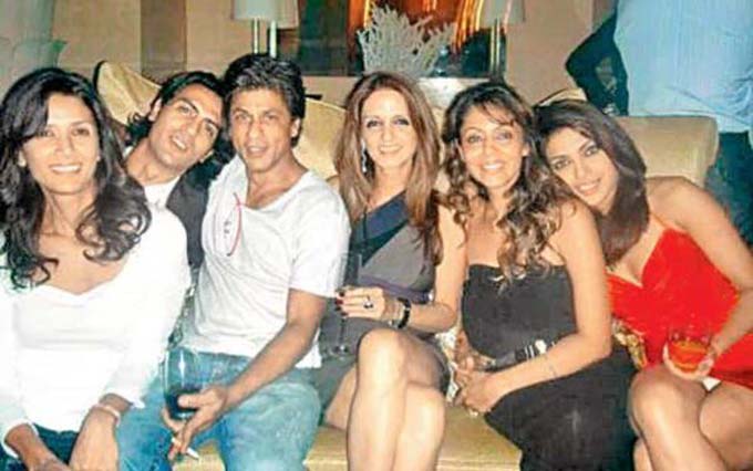 Check Out This Epic Picture Of Priyanka Chopra, Shah Rukh & Gauri Khan, Arjun Rampal & Sussanne Khan!