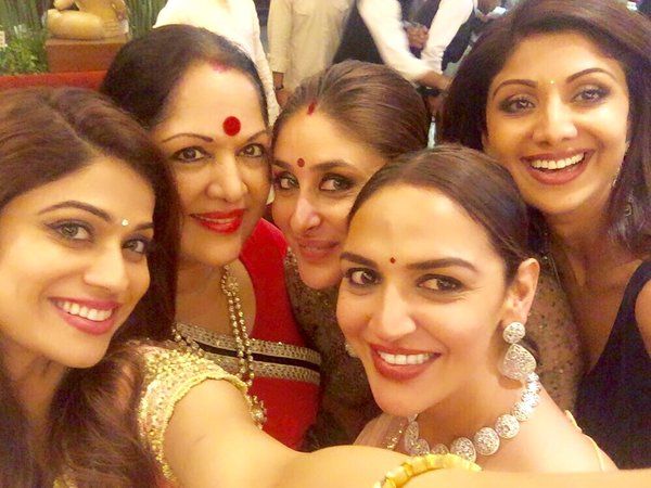 Check Out Kareena Kapoor, Shilpa Shetty, Esha Deol &#038; Shamita Shetty’s Gorgeous Diwali Seflie!