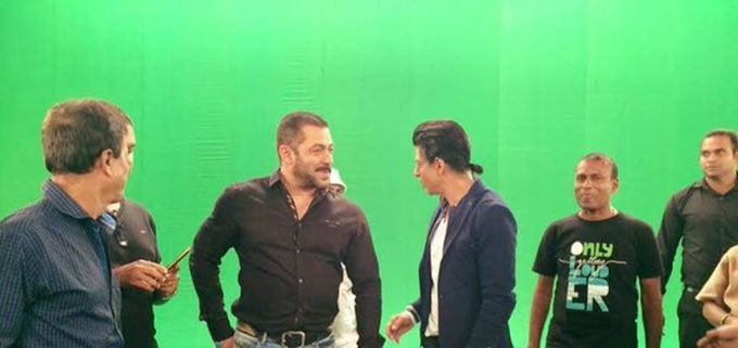 Salman Khan and Shah Rukh Khan (Source: Twitter)