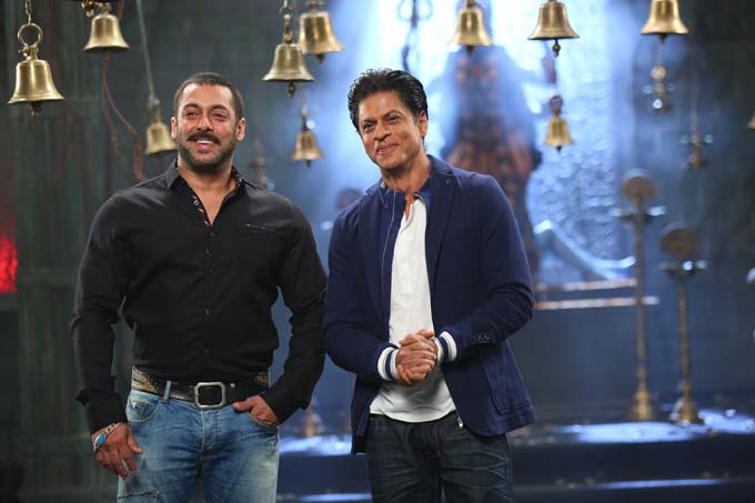In Pictures: Shah Rukh Khan & Salman Khan Recreate The Iconic Karan Arjun Scene For Bigg Boss 9!