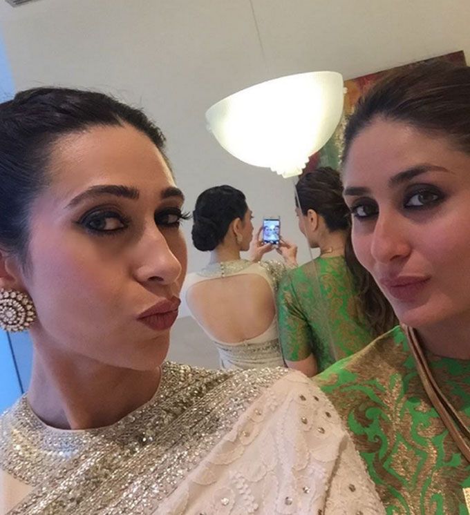 Selfie Of The Day: Kareena Kapoor Khan &#038; Karisma Kapoor Pose For A Super Pouty Selfie!
