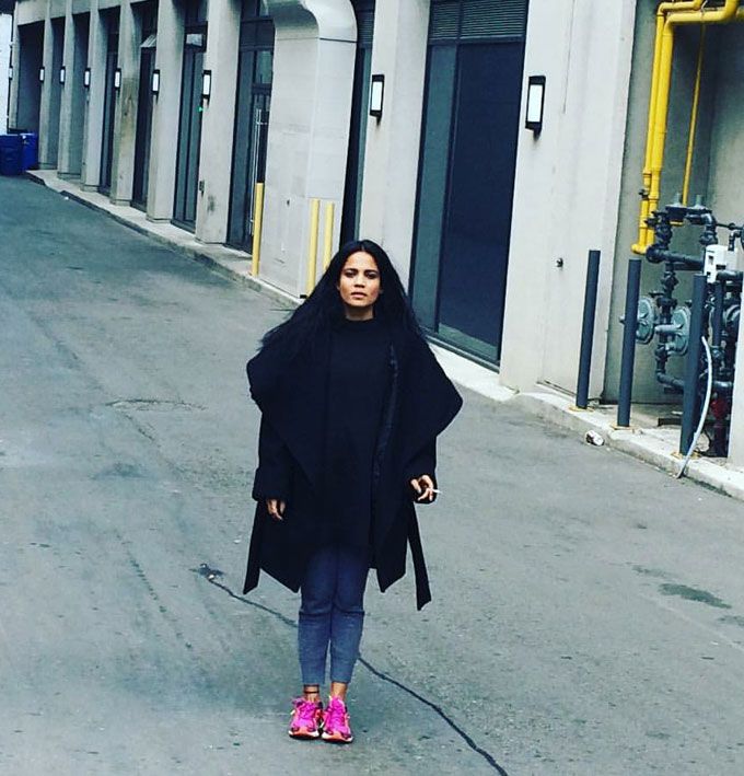 Working a dramatic black-on-black look with a pop of colour. (source: @priyankabose20 on Instagram)