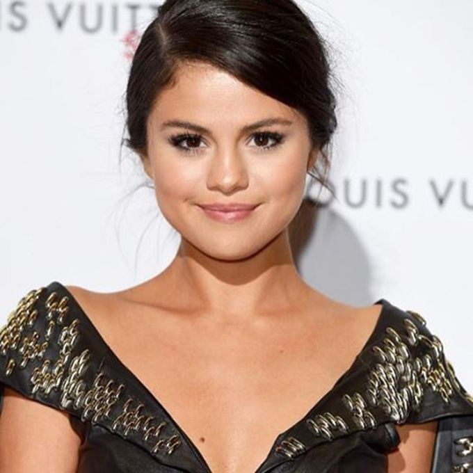 Selena Gomez Is All Covered Up For Fall, But She Can Still Turn Up The Heat!