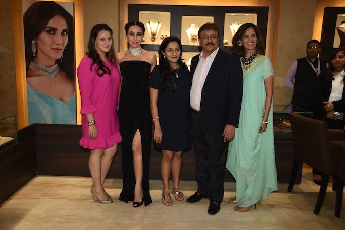 Shrikant, Bindu, Rashi & Binaisha Zaveri with Karisma Kapoor