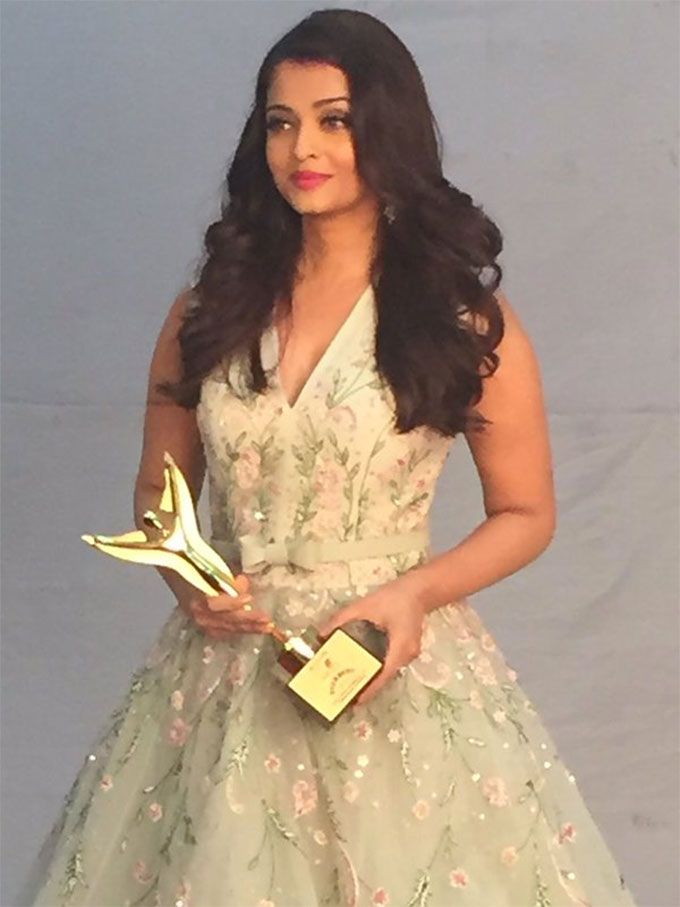Photo: Aishwarya Rai Bachchan Wins At The Stardust Awards