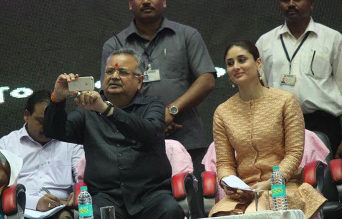Oops! The Chief Minister Of Chhattisgarh Is Being Criticised For Clicking A Selfie With Kareena Kapoor Khan