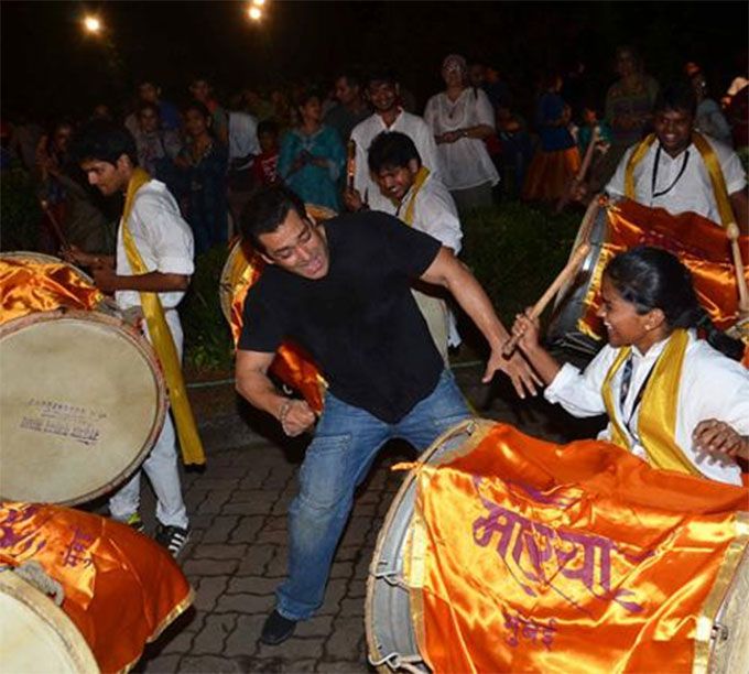 Inside Photos: Salman Khan Dances During Ganpati Visarjan