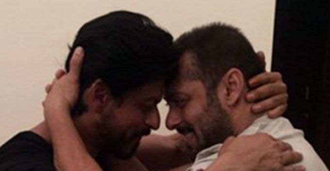 Photo Alert: Salman Khan Teaching Shah Rukh Khan His Wrestling Moves!
