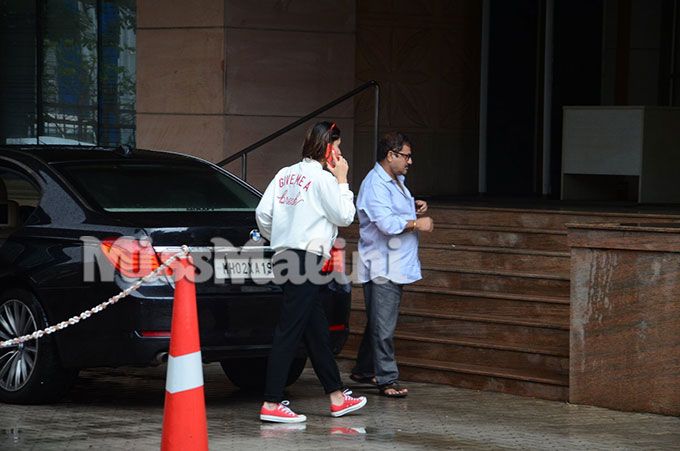 Photos: Kareena Kapoor Khan Visits Saif Ali Khan In The Hospital After His Surgery