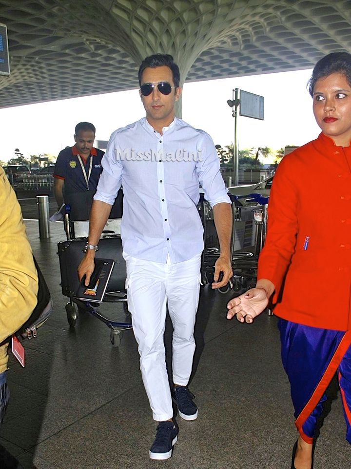 Rahul Khanna at the Mumbai airport (Photo courtesy | Viral Bhayani)