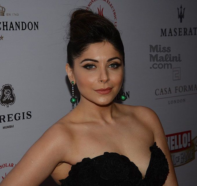What Trophy? Kanika Kapoor’s Outfit Is What You Need To See From Hello’s Hall Of Fame Red Carpet!