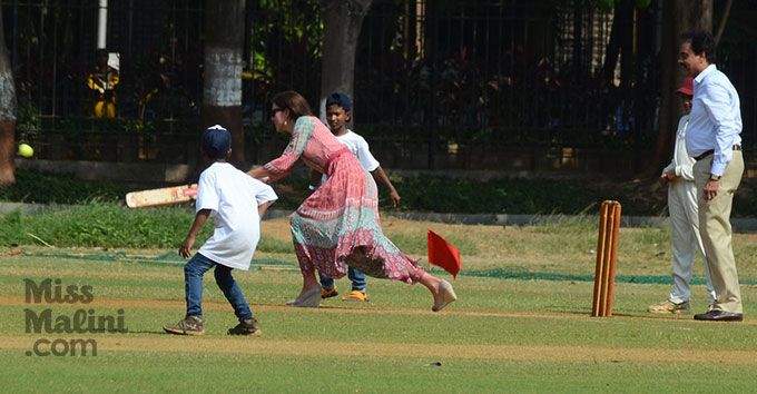 The Duchess of Cambridge playing cricket at Oval Maidan in Mumbai