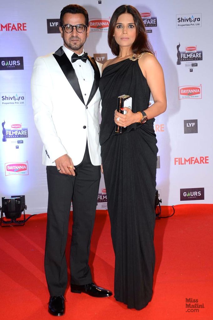 Ronit and Neelam Roy at the 2016 Filmfare Awards (Photo courtesy | Viral Bhayani)
