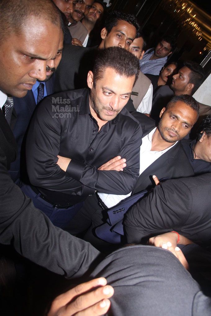 WATCH: Here’s Why Salman Khan Left Baba Siddiqui’s Iftaar Party Early!