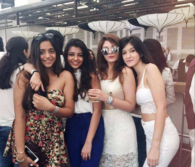 Shanaya Kapoor with friends