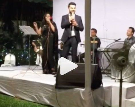 Watch Video: Virat Kohli Sings ‘Jo Vaada Kiya Woh Nibhana Padega’ On Stage!