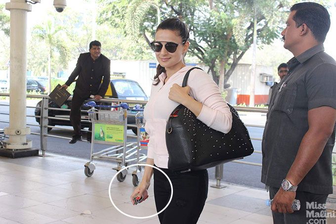 Ameesha Patel’s Cell Phone Is The Funniest Thing We’ve Seen Today! #NostalgiaTrip (Kind Of!)