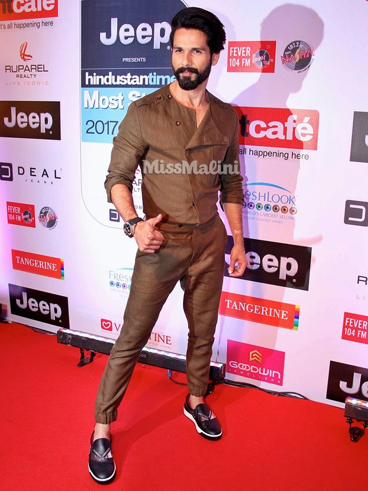 Shahid Kapoor in KHANIJO by Gaurav Khanijo and Fendi at the 2017 HT’s Mumbai’s Most Stylish Awards (Photo courtesy | Viral Bhayani)