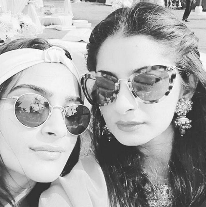 Sonam Kapoor &#038; Rhea Kapoor Twinning On Holiday Will Give You #SisterGoals