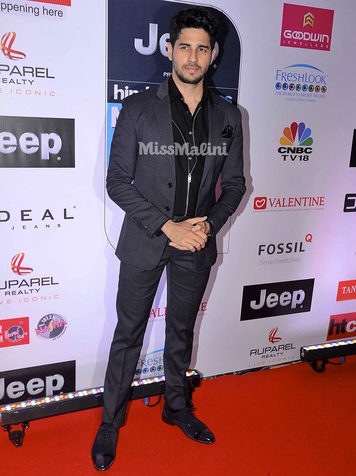 Sidharth Malhotra in Rohit Gandhi + Rahul Khanna, Diesel Black Gold and Rosso Brunello at the 2017 HT’s Mumbai’s Most Stylish Awards (Photo courtesy | Viral Bhayani)