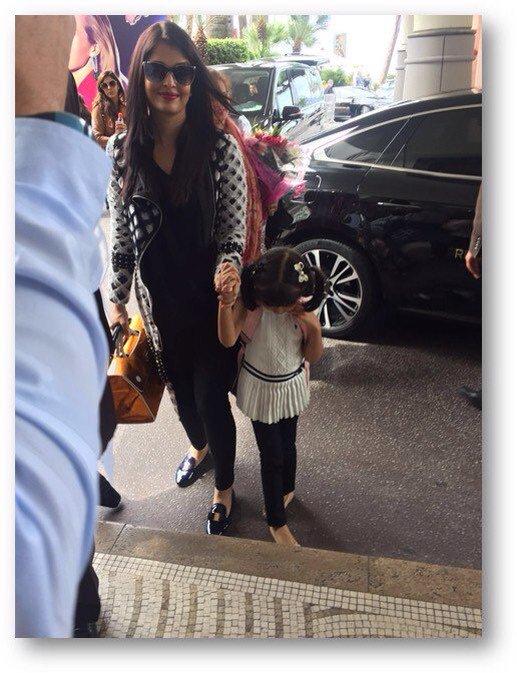 Aishwarya Rai Bachchan with her daughter Aaradhya | Source: Twitter |