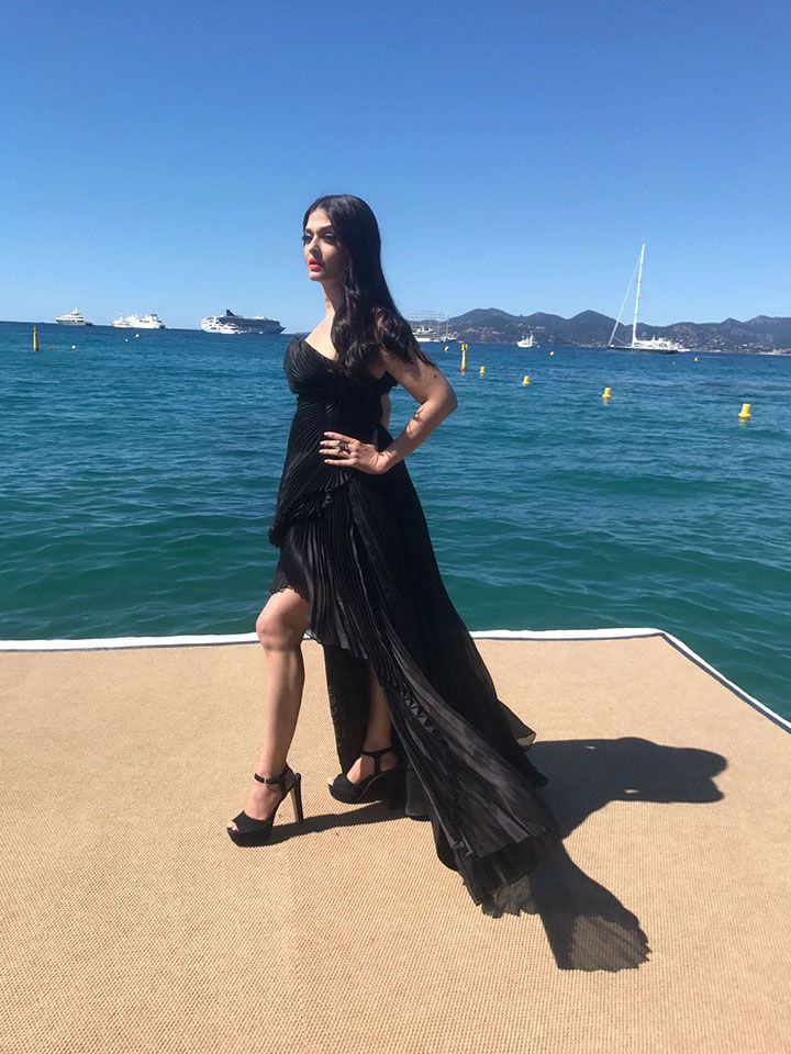 Aishwarya Rai Bachchan stuns in black as she returns from Cannes 2019 with  daughter Aaradhya, see pics
