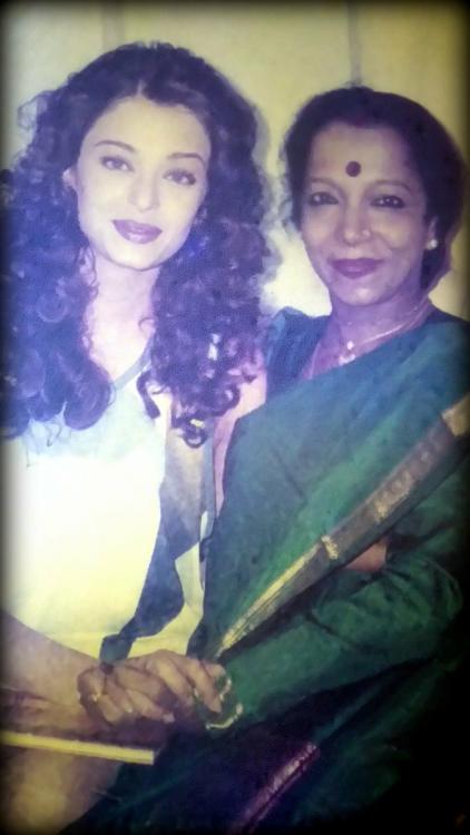 Aishwarya Rai Bachchan with her dance teacher | Source: Twittter |