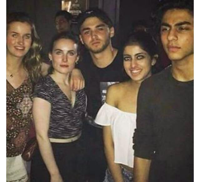 Aryan Khan and Navya Nanda with their friends | Source: Instagram |