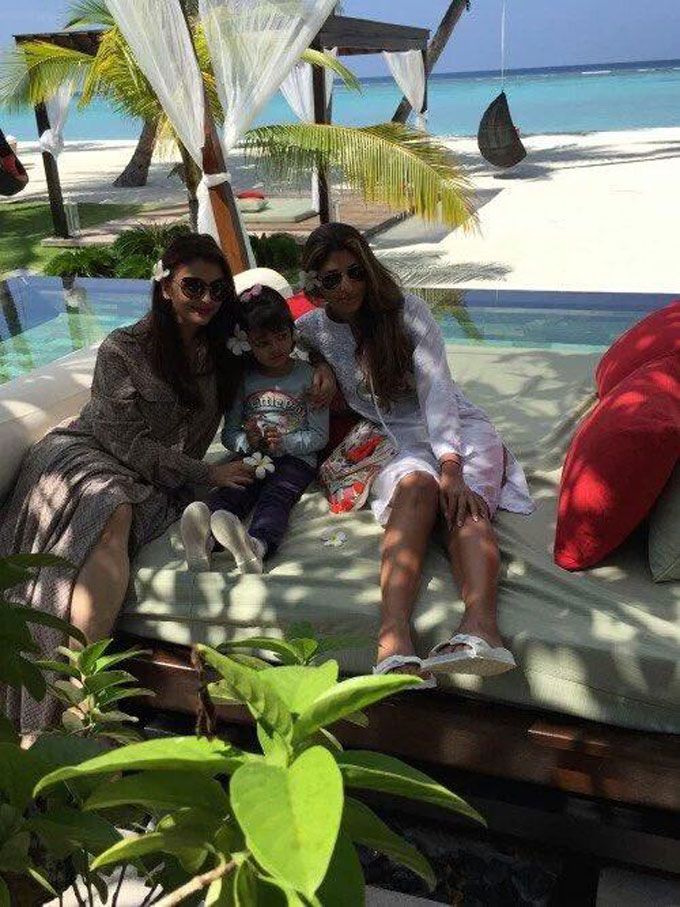 Photo: Aishwarya Rai Bachchan, Aaradhya & Shweta Bachchan Chilling By The Beach In Maldives