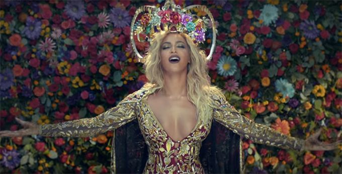 Beyoncé in Coldplay's Hymn For The Weekend