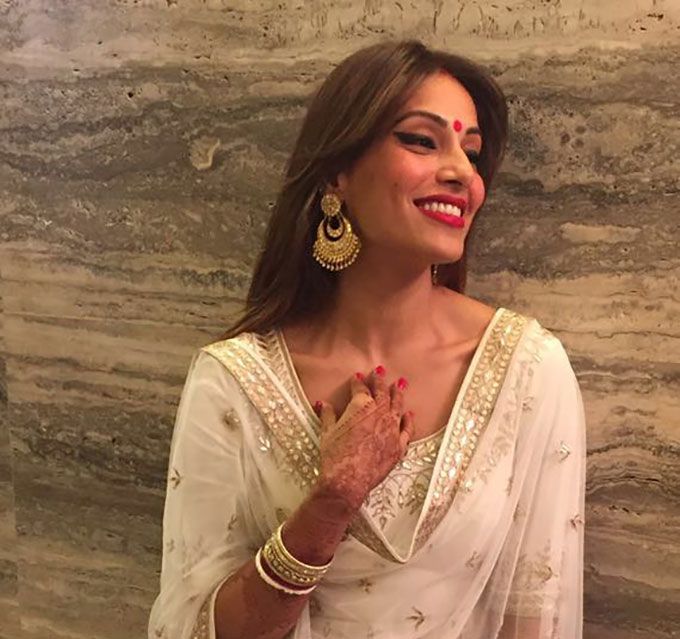 Bipasha Basu’s Outfit Proves Yet Again That White &#038; Gold Is A Winning Combination!