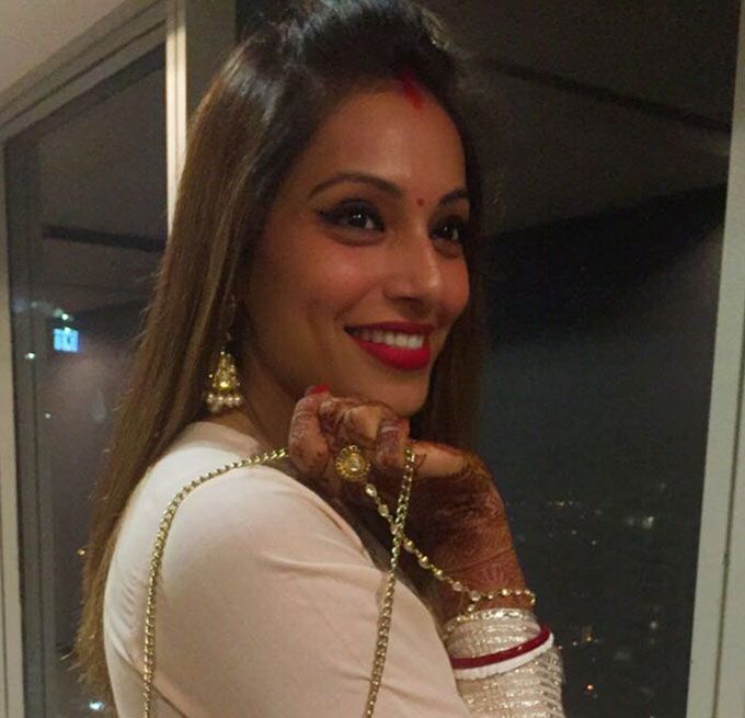 Bipasha Basu’s All-White Outfit Is An Instant Winner!