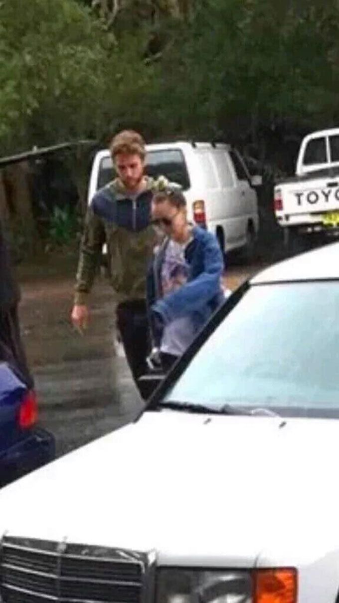 Liam Hemsworth and Miley Cyrus (Source: Twitter)