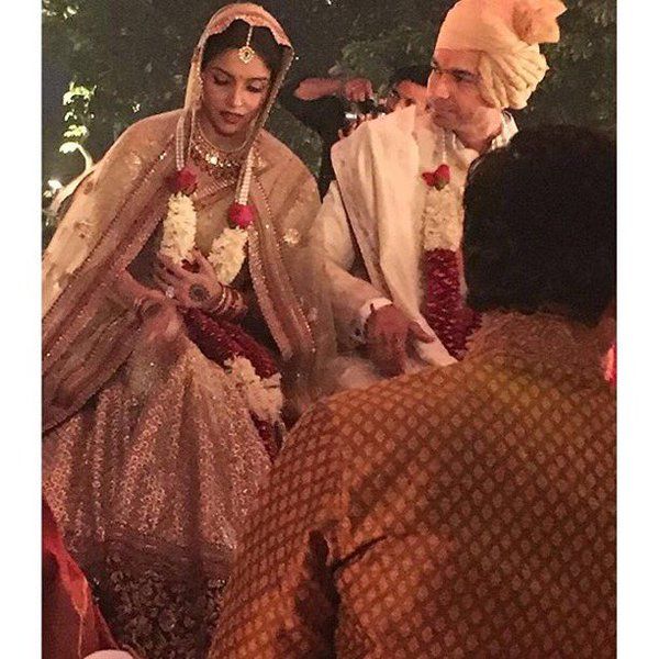 OMG! The First Picture Of Asin & Rahul’s Hindu Wedding Is Out!