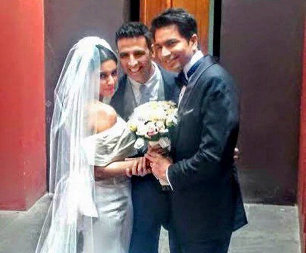 Photo Alert: Akshay Kumar Poses With Newlyweds Asin &#038; Rahul Sharma!