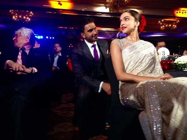 Ranveer Singh Literally Sang Praises For Deepika Padukone At The NDTV Indian Of The Year Awards!