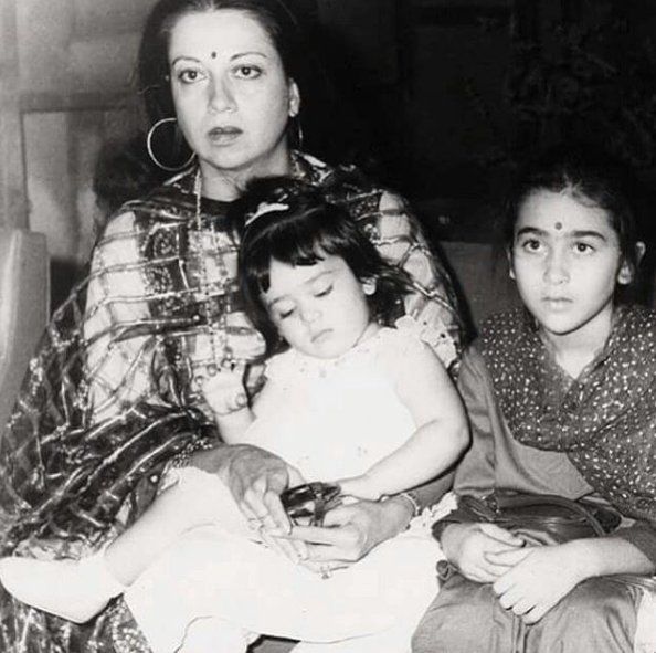 This Childhood Photo Of Kareena Kapoor &#038; Karisma Kapoor With Babita Is Too Sweet