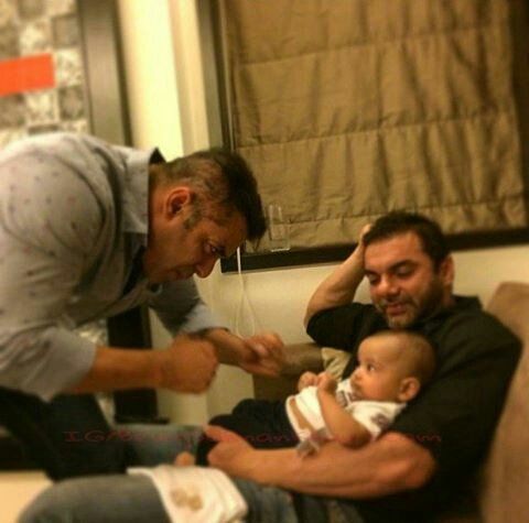 Photo: Salman Khan Plays With Ahil At Iulia Vantur’s Birthday Party