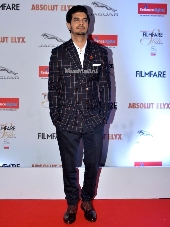 Tahir Raj Bhasin in NM Design Studio, Bombay Shirt Company and Sartojiva at the 2016 Filmfare Glamour & Style Awards (Photo courtesy | Viral Bhayani)