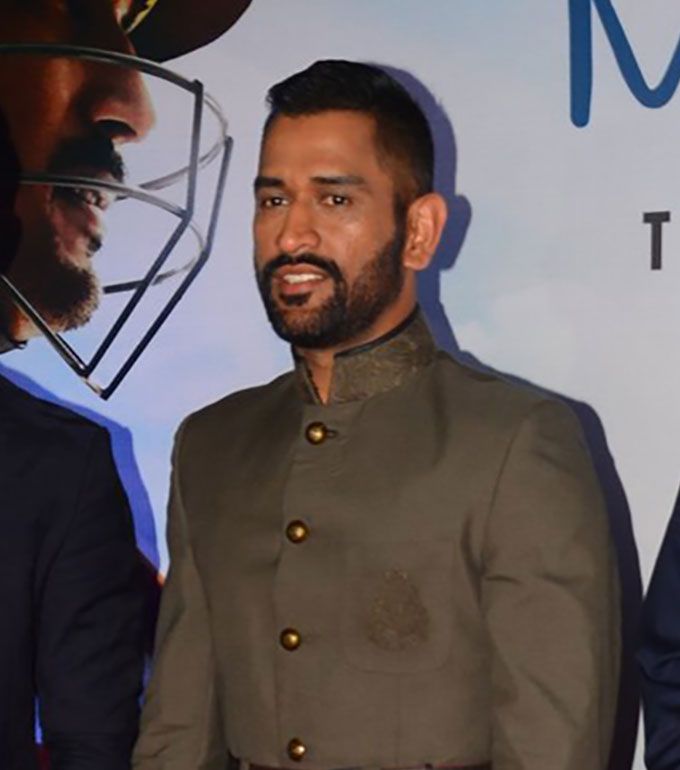 Mahendra Singh Dhoni Gave Us Some Military Vibes At The Premiere Of MS Dhoni!