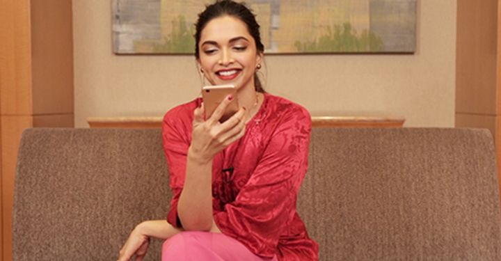 Deepika Padukone Gives Us A Sneak Peek Into What’s On Her Phone!