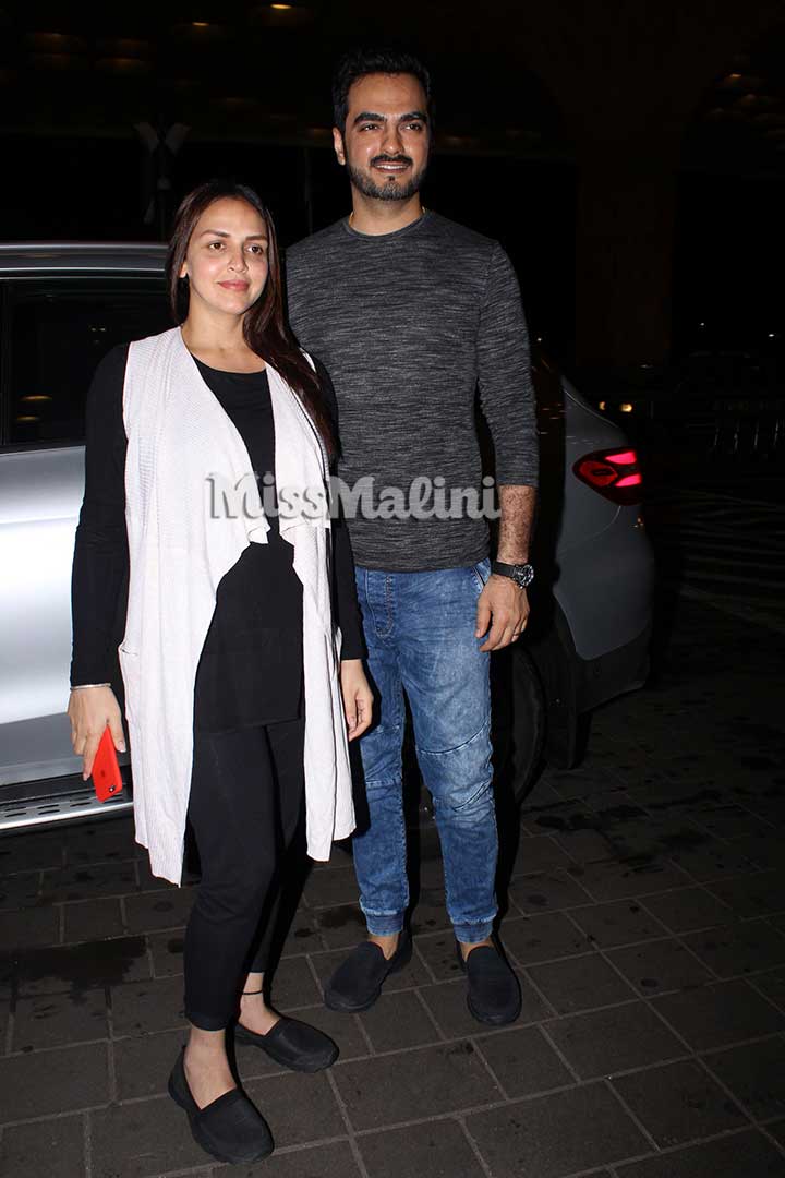 PHOTOS: A Pregnant &#038; Glowing Esha Deol Was Spotted At The At The Airport With Bharat Takhtani