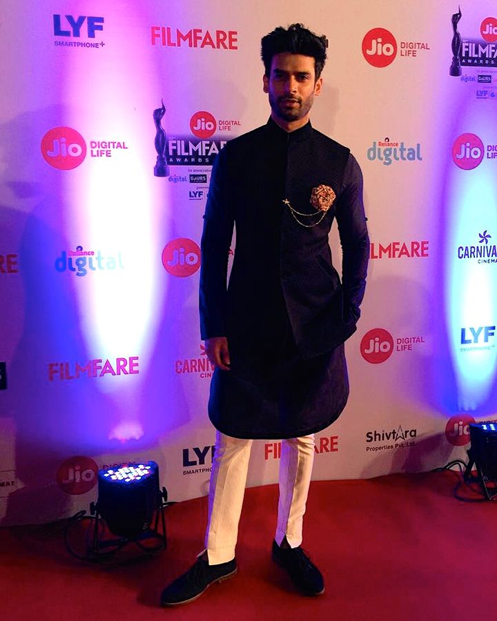 Gaurav Arora in Manish Malhotra at the 2016 Filmfare Awards