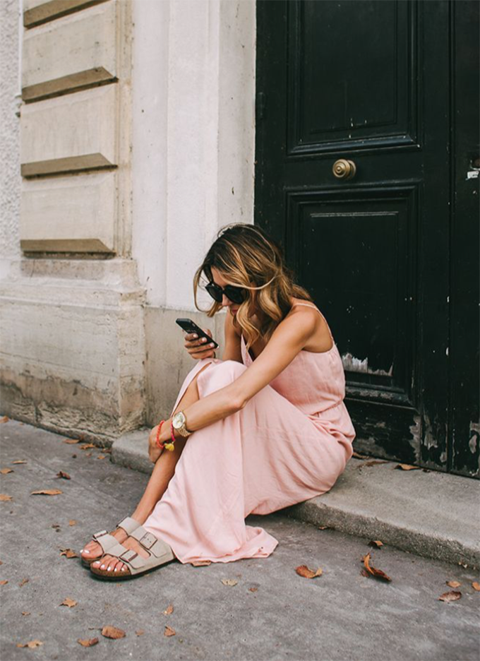 These sandals look good even when you pair them with feminine dresses like a maxi. PIc: jessicam.tumblr.com