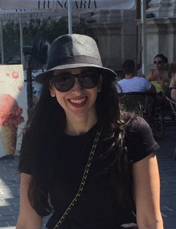 You Already Own Everything You Need To Look Like Karisma Kapoor On Vacation