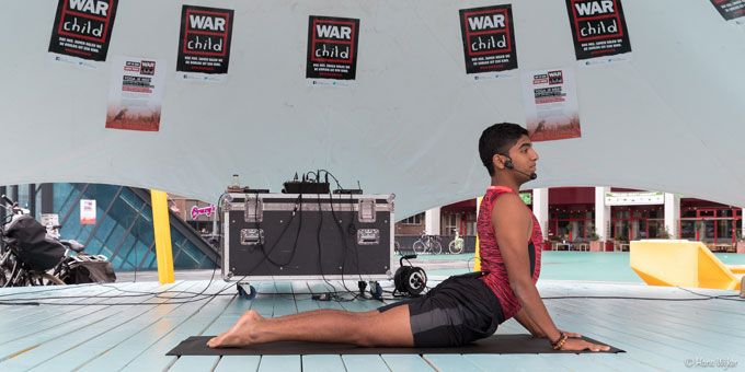 This Inspirational Teenager Teaches Yoga To Refugee Children